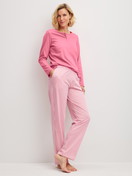 Damen-Model trägt Langarm-Shirt aus 100% Baumwolle in Rosa, Einfarbig aus Serie Sleep Over M&M von CALIDA, Outfit