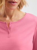 Damen-Model trägt Langarm-Shirt aus 100% Baumwolle in Rosa, Einfarbig aus Serie Sleep Over M&M von CALIDA, Detail