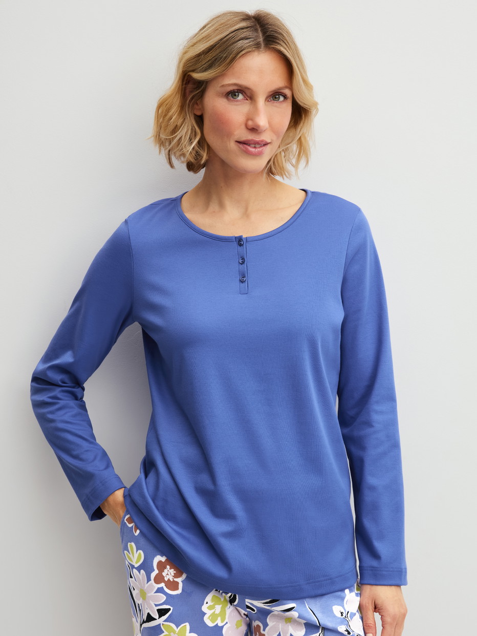 Damen-Model trägt Langarm-Shirt aus 100% Baumwolle in Blau, Einfarbig aus Serie Late Bloom M&M von CALIDA, Vorderansicht