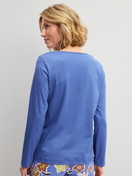 Damen-Model trägt Langarm-Shirt aus 100% Baumwolle in Blau, Einfarbig aus Serie Late Bloom M&M von CALIDA, Rückansicht