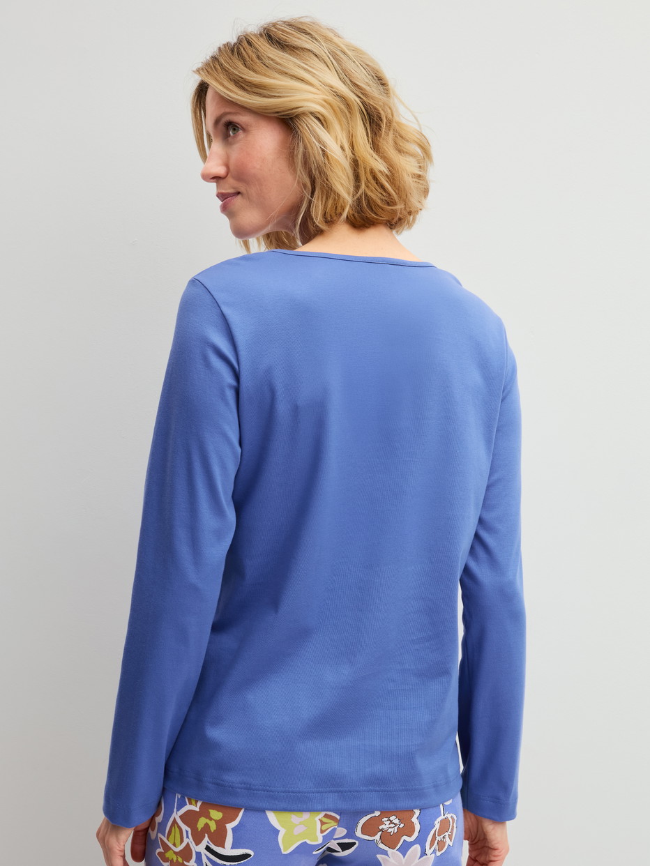 Damen-Model trägt Langarm-Shirt aus 100% Baumwolle in Blau, Einfarbig aus Serie Late Bloom M&M von CALIDA, Rückansicht