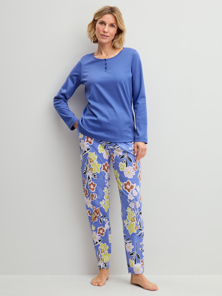 Damen-Model trägt Langarm-Shirt aus 100% Baumwolle in Blau, Einfarbig aus Serie Late Bloom M&M von CALIDA, Outfit