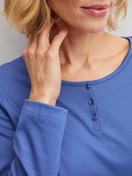 Damen-Model trägt Langarm-Shirt aus 100% Baumwolle in Blau, Einfarbig aus Serie Late Bloom M&M von CALIDA, Vorderansicht