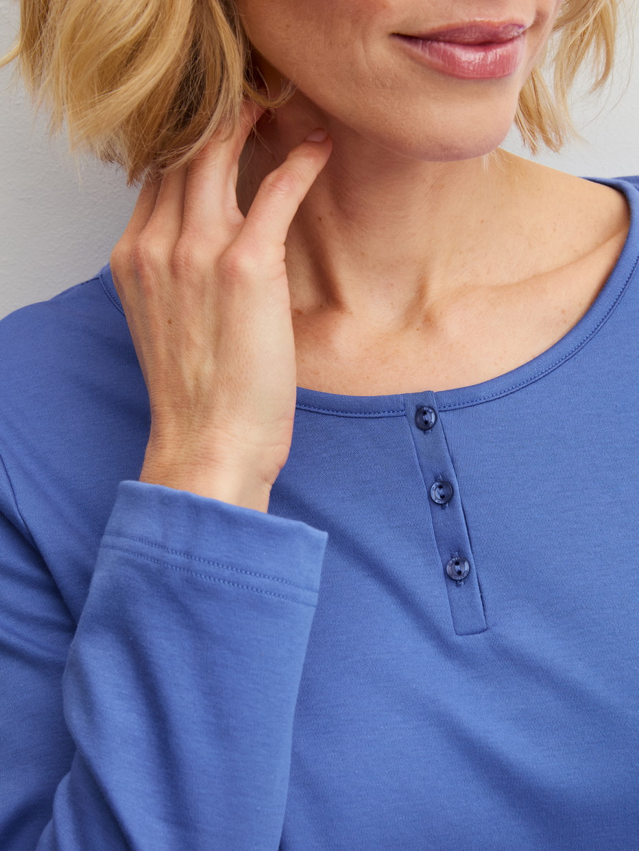 Damen-Model trägt Langarm-Shirt aus 100% Baumwolle in Blau, Einfarbig aus Serie Late Bloom M&M von CALIDA, Vorderansicht