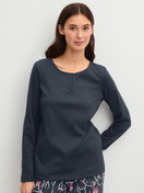Damen-Model trägt Langarm-Shirt aus 100% Baumwolle in Blau, Einfarbig aus Serie PJ Party M&M von CALIDA, Vorderansicht