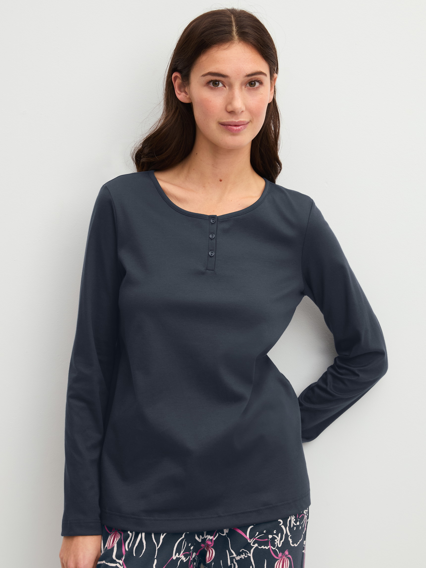 Damen-Model trägt Langarm-Shirt aus 100% Baumwolle in Blau, Einfarbig aus Serie PJ Party M&M von CALIDA, Vorderansicht