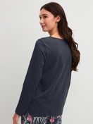 Damen-Model trägt Langarm-Shirt aus 100% Baumwolle in Blau, Einfarbig aus Serie PJ Party M&M von CALIDA, Rückansicht