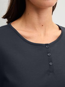 Damen-Model trägt Langarm-Shirt aus 100% Baumwolle in Blau, Einfarbig aus Serie PJ Party M&M von CALIDA, Detail