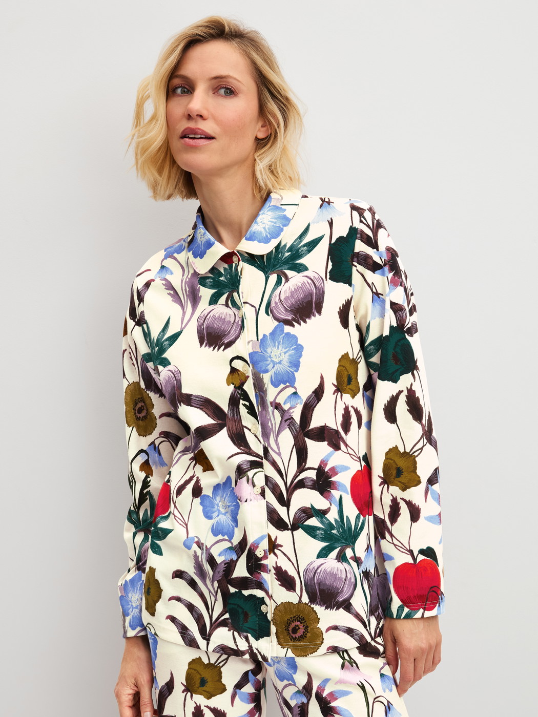 Women model is wearing Long-sleeve shirt with buttons made of 100% Cotton in Beige, Floral from the Alpine M&M series by CALIDA, Front view