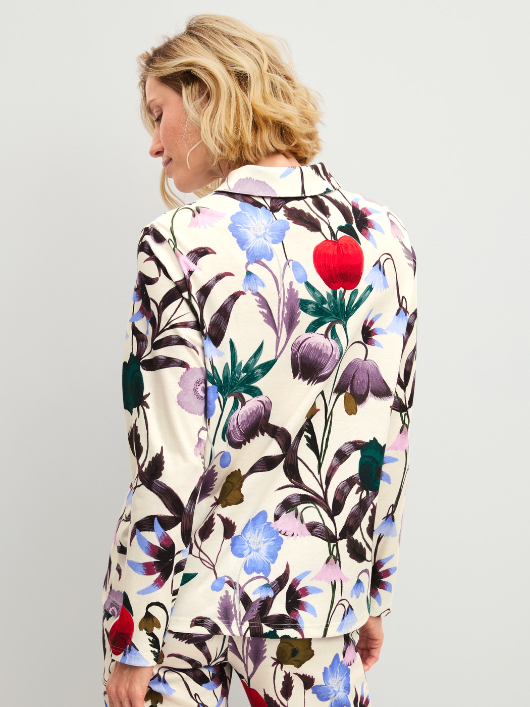 Women model is wearing Long-sleeve shirt with buttons made of 100% Cotton in Beige, Floral from the Alpine M&M series by CALIDA, Back view