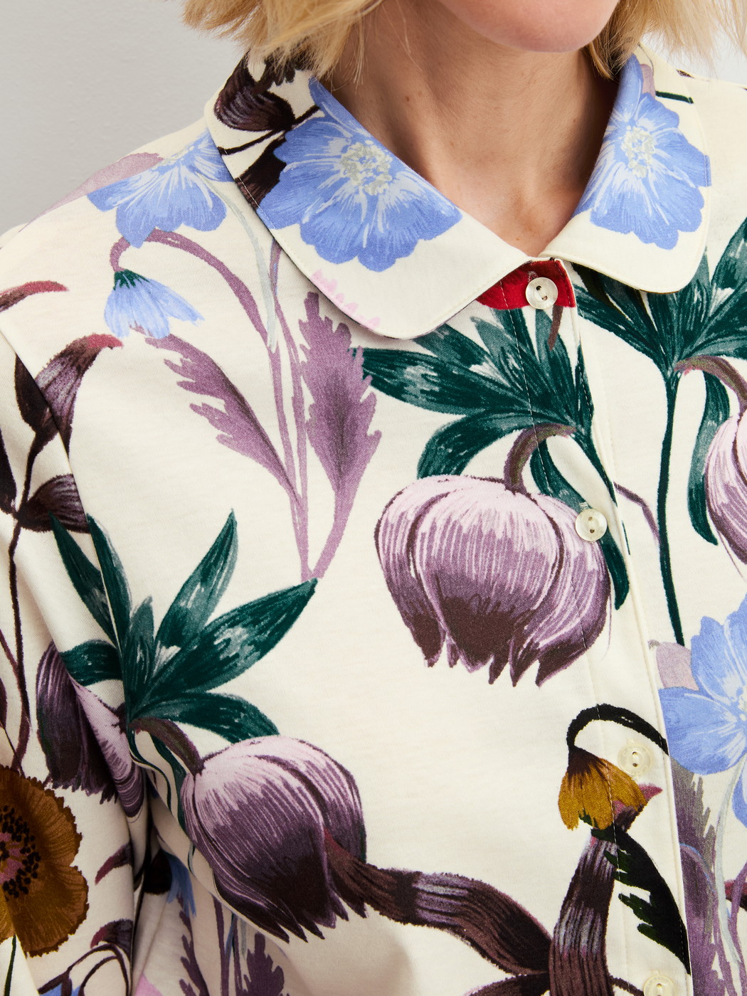 Women model is wearing Long-sleeve shirt with buttons made of 100% Cotton in Beige, Floral from the Alpine M&M series by CALIDA, Detail