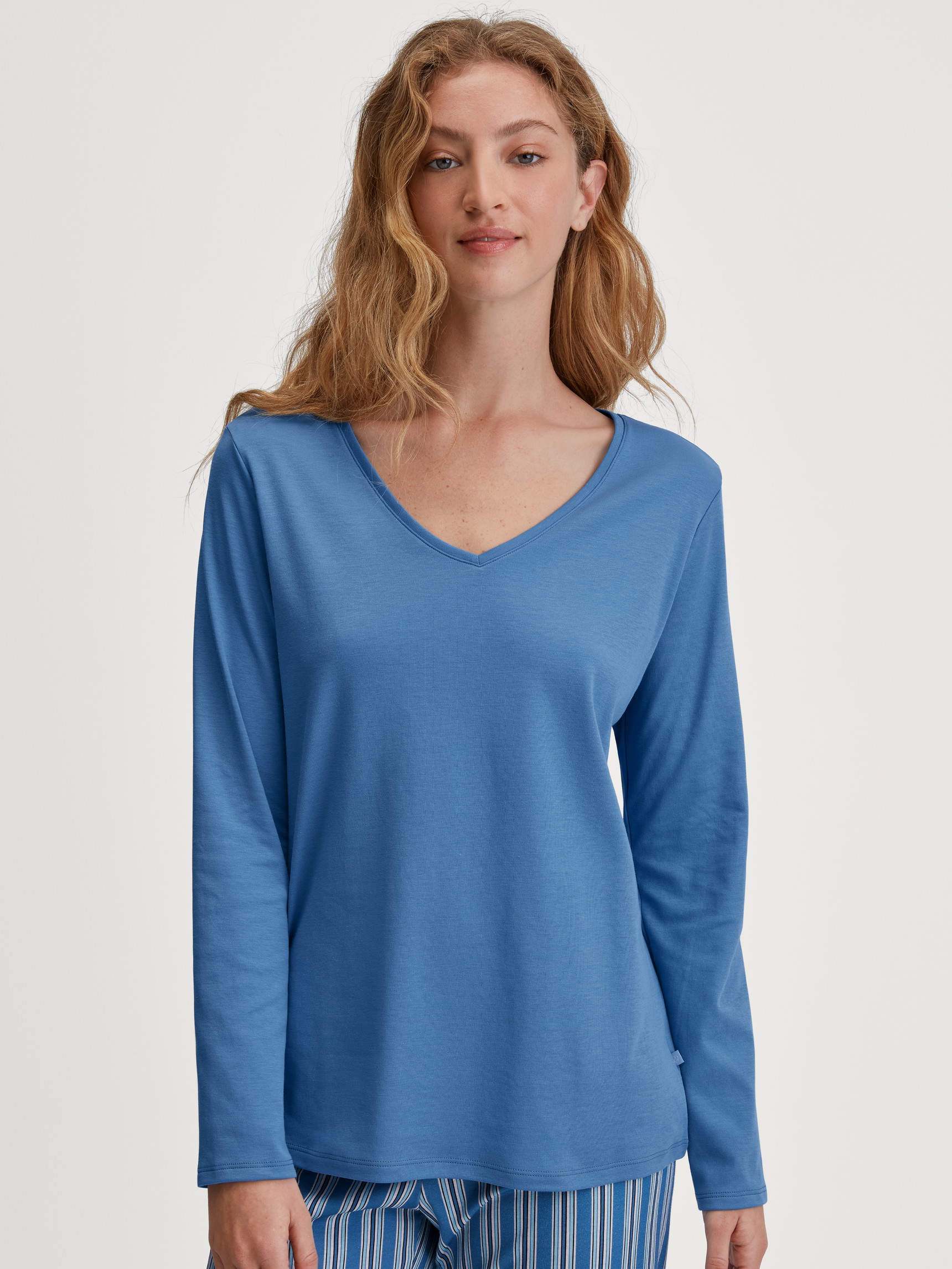 La modella / Il modello Donna indossa Camicia a maniche lunghe, scollo a V in 100% cotone di colore Blu, Tinta unita, della serie Favourites Journey di CALIDA, Vista frontale