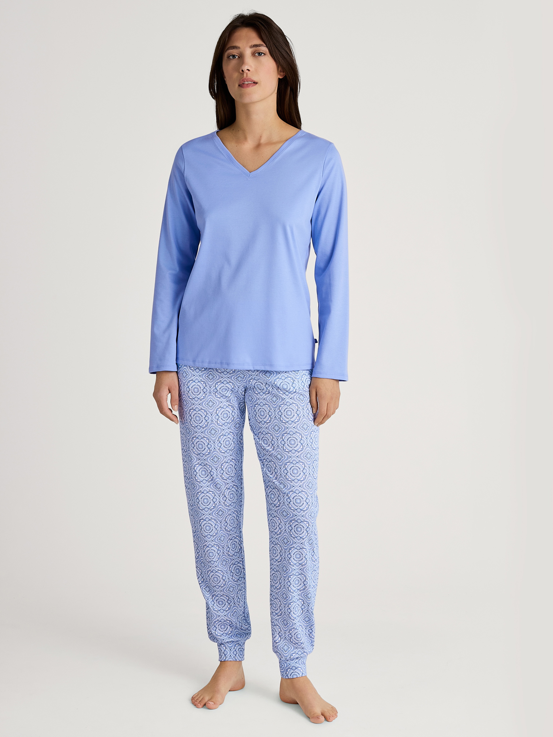 Damen-Model trägt Langarm-Shirt, V-Neck aus 100% Baumwolle in Blau, Einfarbig aus Serie Favourites Marine von CALIDA, Outfit