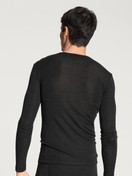 Herren-Model trägt Langarm-Shirt aus Wolle und Seide aus Wolle in Grau, Einfarbig aus Serie Wool & Silk von CALIDA, Rückansicht