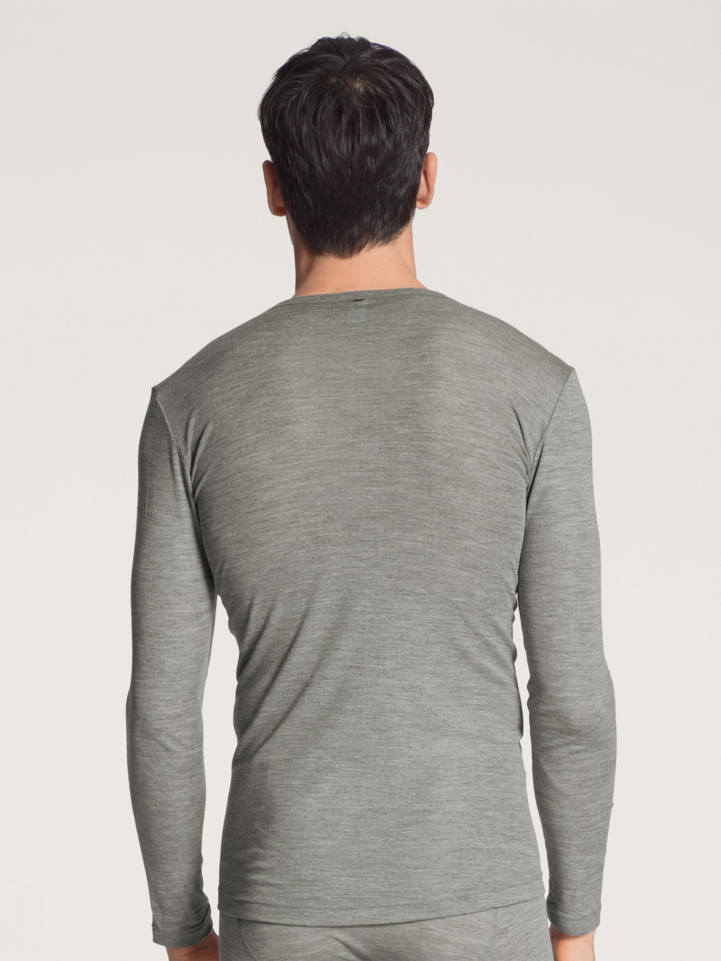 Herren-Model trägt Langarm-Shirt aus Wolle und Seide aus Wolle in Grau, Einfarbig aus Serie Wool & Silk von CALIDA, Rückansicht