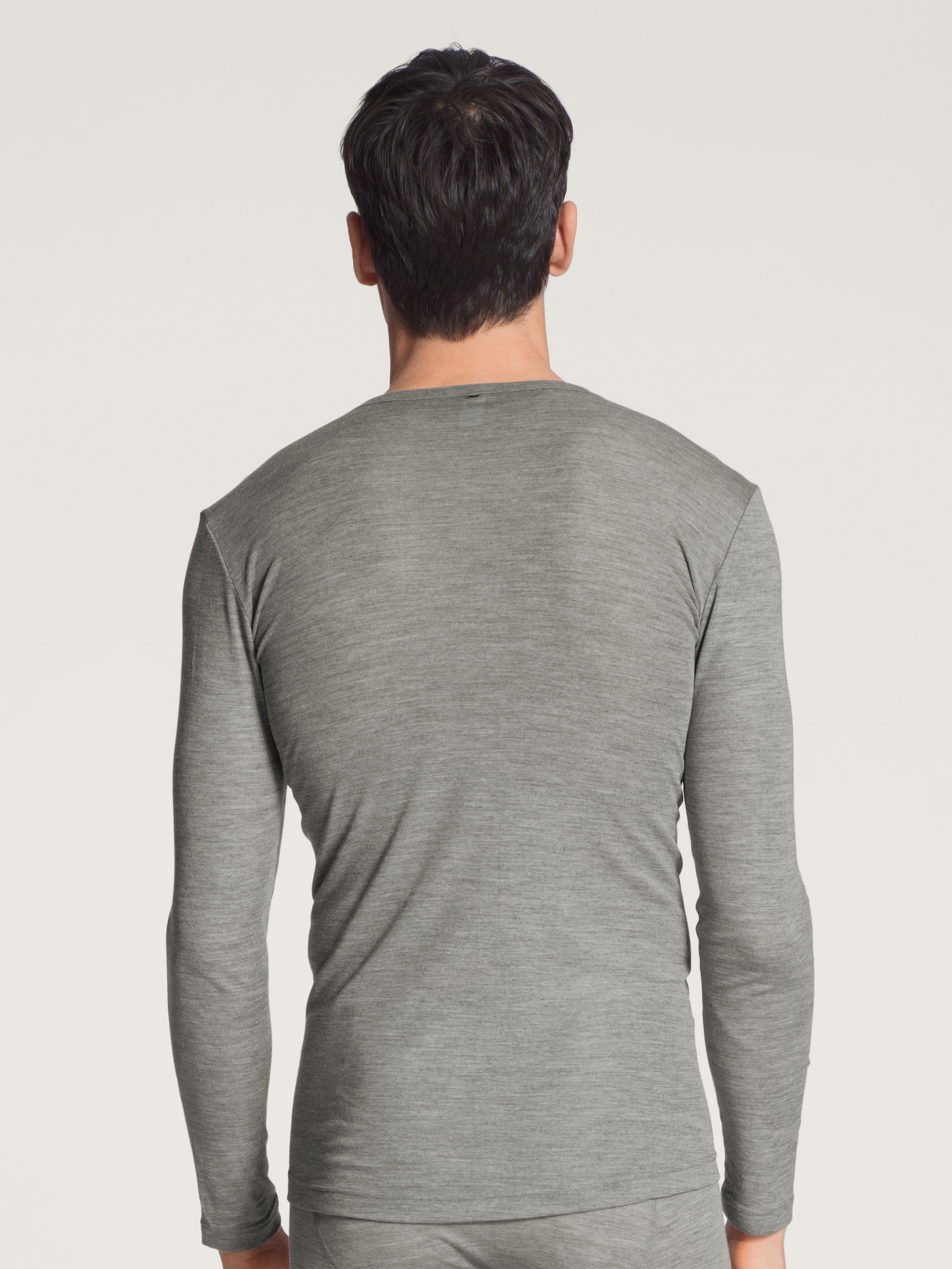 Herren-Model trägt Langarm-Shirt aus Wolle und Seide aus Wolle in Grau, Einfarbig aus Serie Wool & Silk von CALIDA, Rückansicht