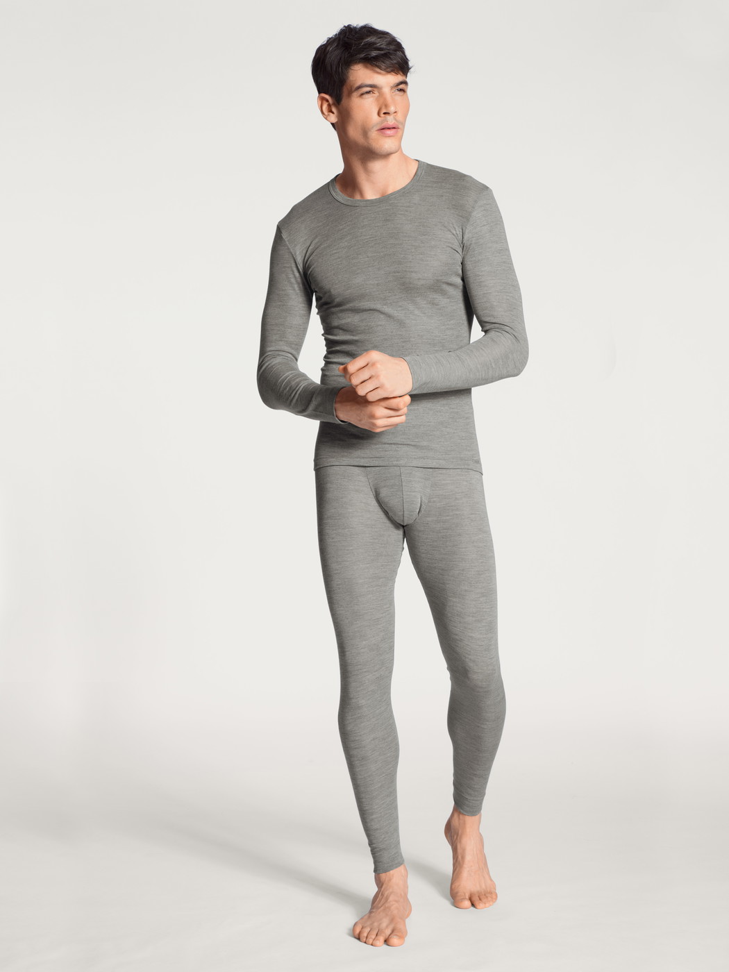 Herren-Model trägt Langarm-Shirt aus Wolle und Seide aus Wolle in Grau, Einfarbig aus Serie Wool & Silk von CALIDA, Outfit, Vorderansicht