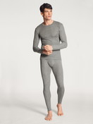 Herren-Model trägt Langarm-Shirt aus Wolle und Seide aus Wolle in Grau, Einfarbig aus Serie Wool & Silk von CALIDA, Outfit, Vorderansicht