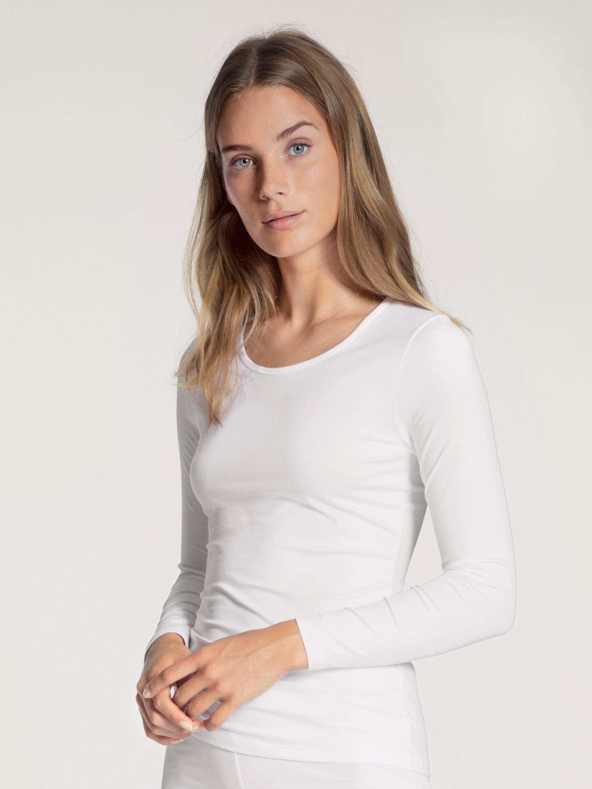 Women model is wearing Shirt long sleeve made of Cotton in White, Unicoloured from the Natural Comfort series by CALIDA, Front view
