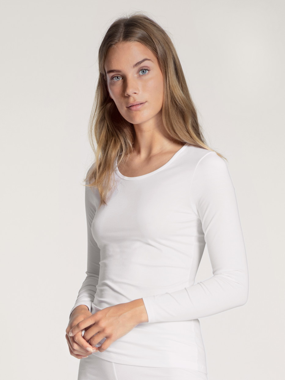Damen-Model trägt Langarm-Shirt, Rundhals aus Baumwolle in Weiß, Einfarbig aus Serie Natural Comfort von CALIDA, Vorderansicht