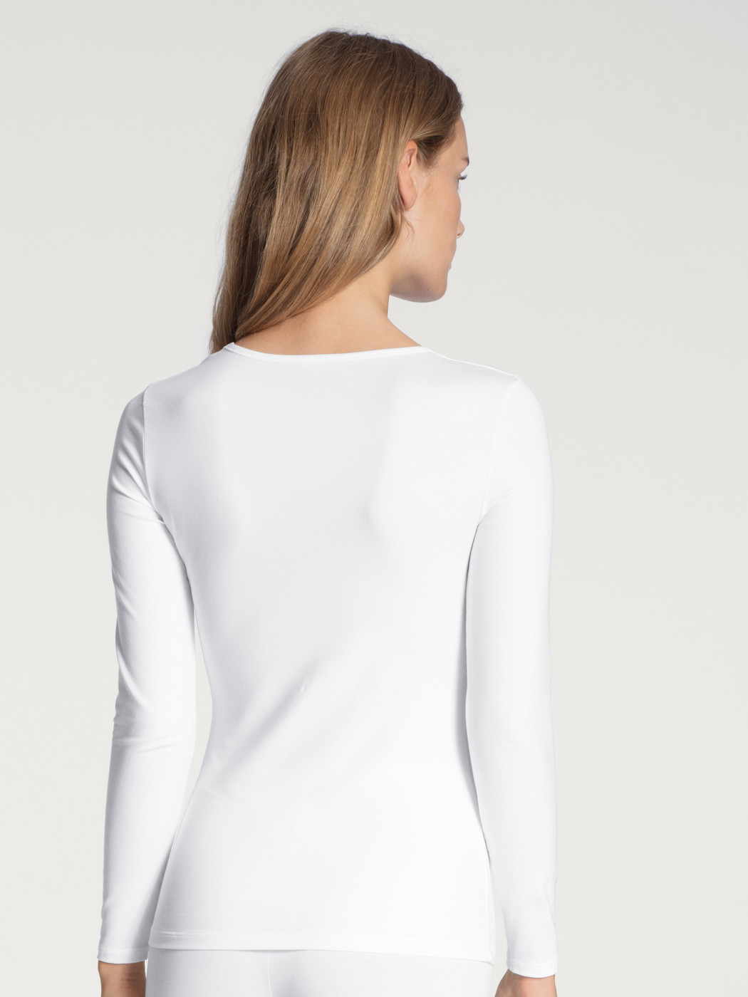 Le mannequin Femme porte le/la T-shirt à manches longues en Coton de couleur Blanc, Unicolore, de la série Natural Comfort de CALIDA, Vue arrière