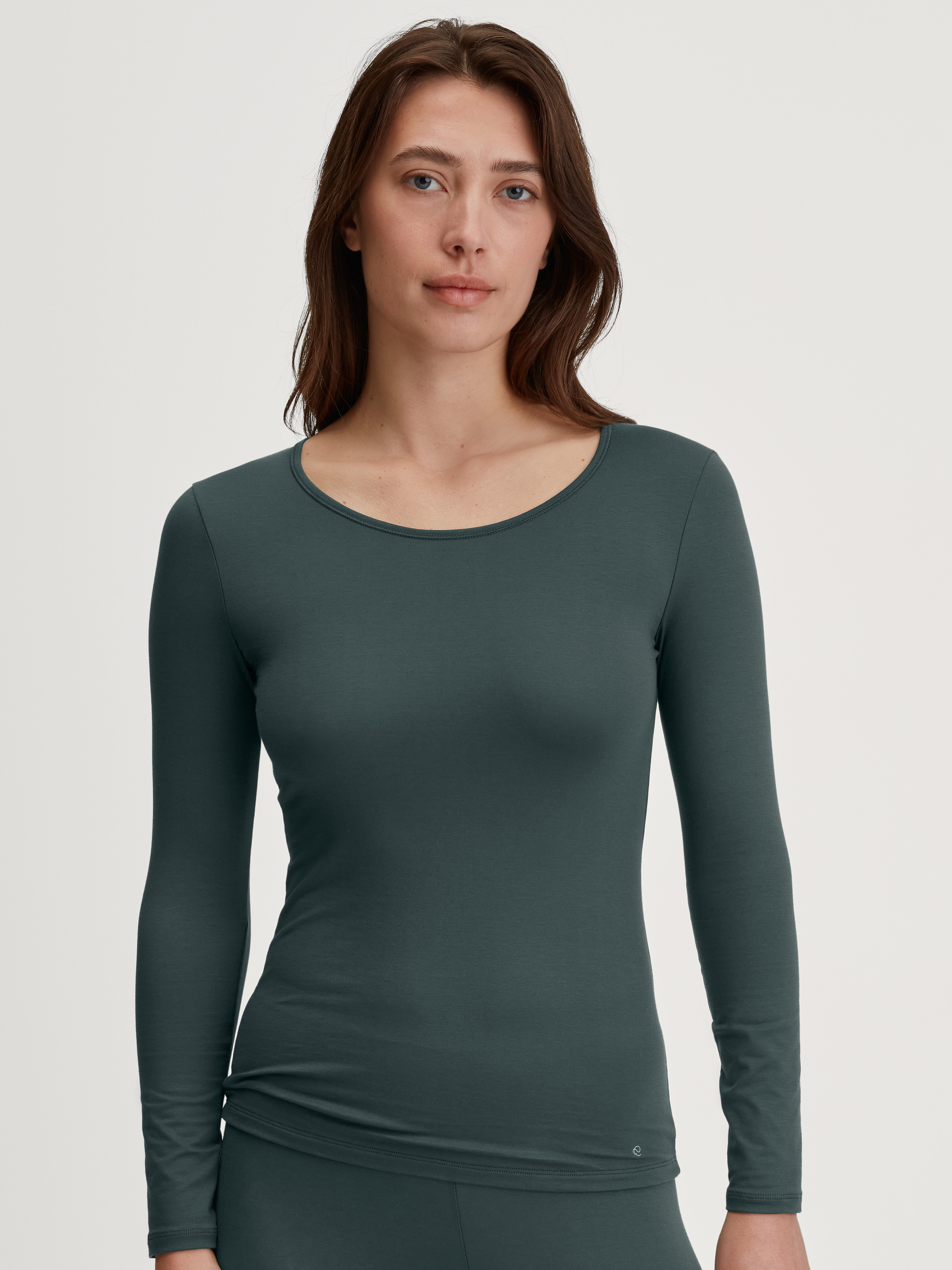 Women model is wearing Shirt long sleeve made of Cotton in Green, Unicoloured from the Natural Comfort series by CALIDA, Front view