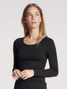 Women model is wearing Shirt long sleeve made of Cotton in Black, Unicoloured from the Natural Comfort series by CALIDA, Front view