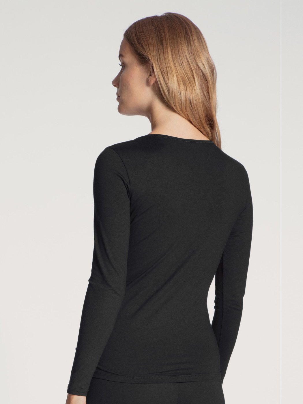 Women model is wearing Shirt long sleeve made of Cotton in Black, Unicoloured from the Natural Comfort series by CALIDA, Back view