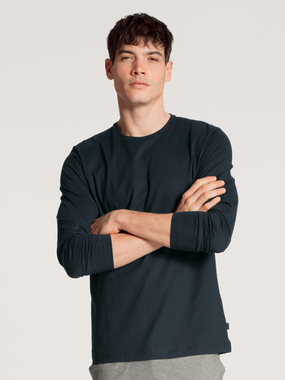 Herren-Model trägt Langarm-Shirt aus 100% Baumwolle in Blau, Einfarbig aus Serie Remix Basic Sleep von CALIDA, Vorderansicht