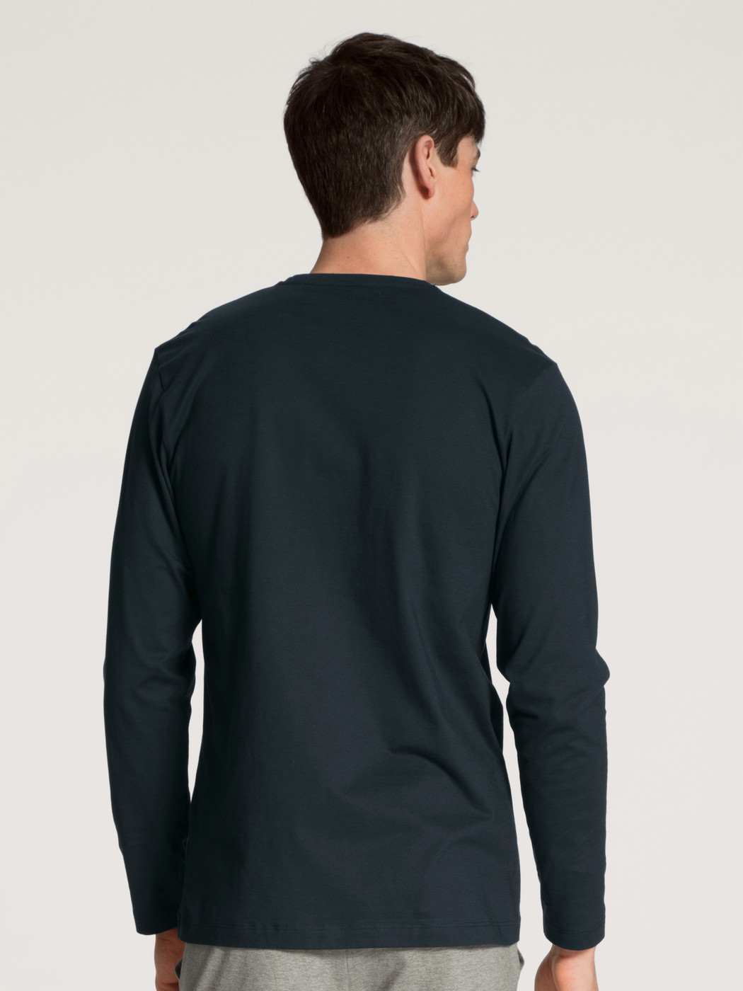 Le mannequin Homme porte le/la T-shirt à manches longues en 100% coton de couleur Bleu, Unicolore, de la série Remix Basic Sleep de CALIDA, Vue arrière