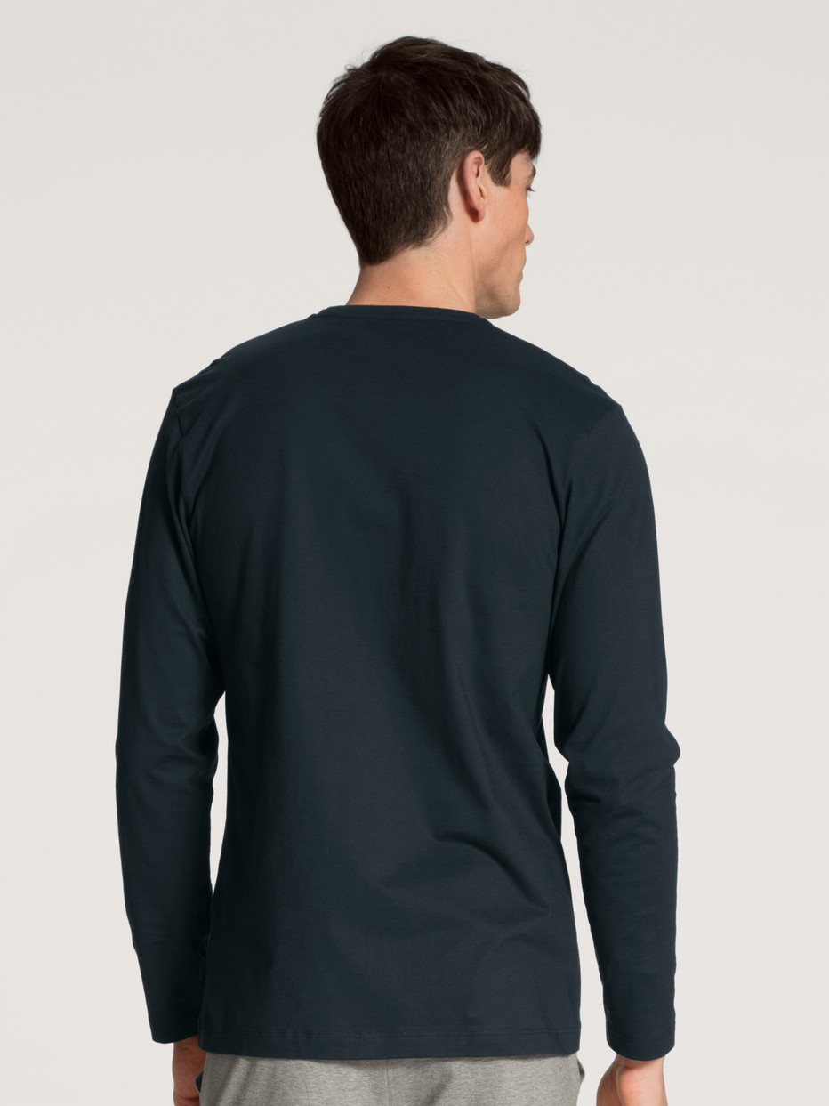 Herren-Model trägt Langarm-Shirt aus 100% Baumwolle in Blau, Einfarbig aus Serie Remix Basic Sleep von CALIDA, Rückansicht