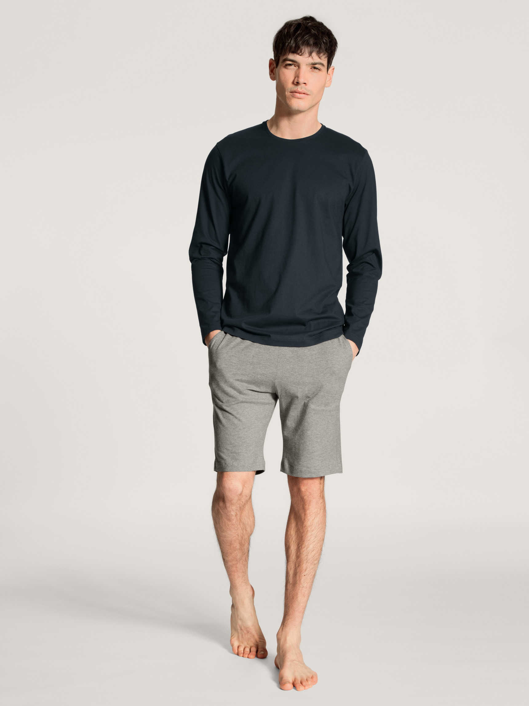 Le mannequin Homme porte le/la T-shirt à manches longues en 100% coton de couleur Bleu, Unicolore, de la série Remix Basic Sleep de CALIDA, Tenue, Vue de face