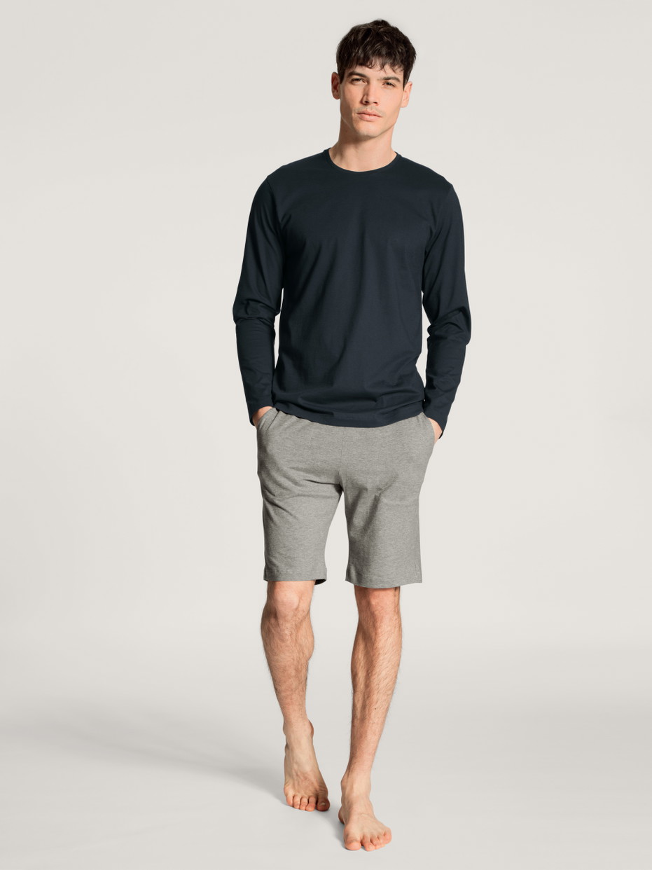 Herren-Model trägt Langarm-Shirt aus 100% Baumwolle in Blau, Einfarbig aus Serie Remix Basic Sleep von CALIDA, Outfit, Vorderansicht
