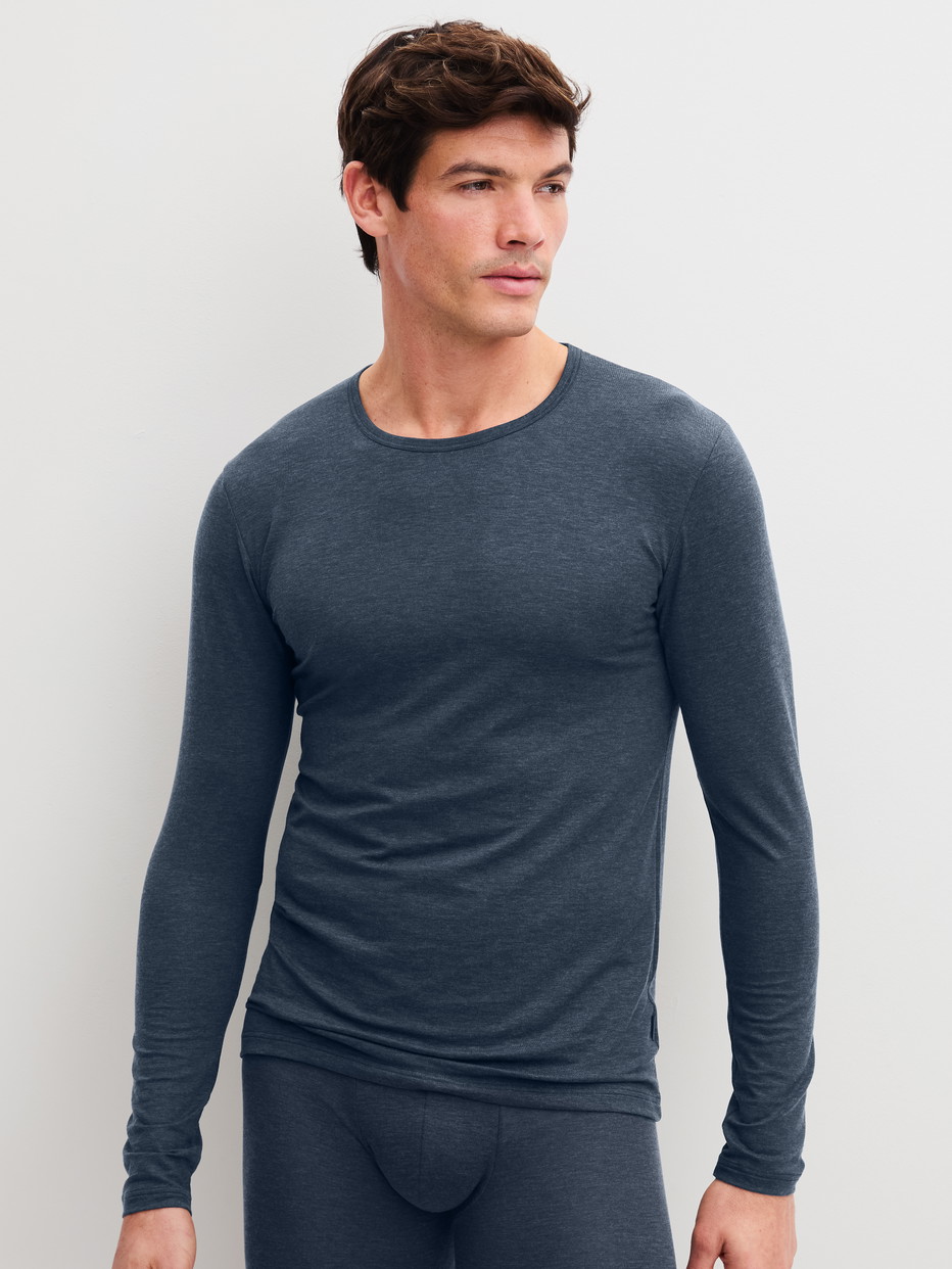 La modella / Il modello Uomo indossa  in Lyocell di colore Grigio, Tinta unita, della serie Sporty Warming di CALIDA, Vista frontale