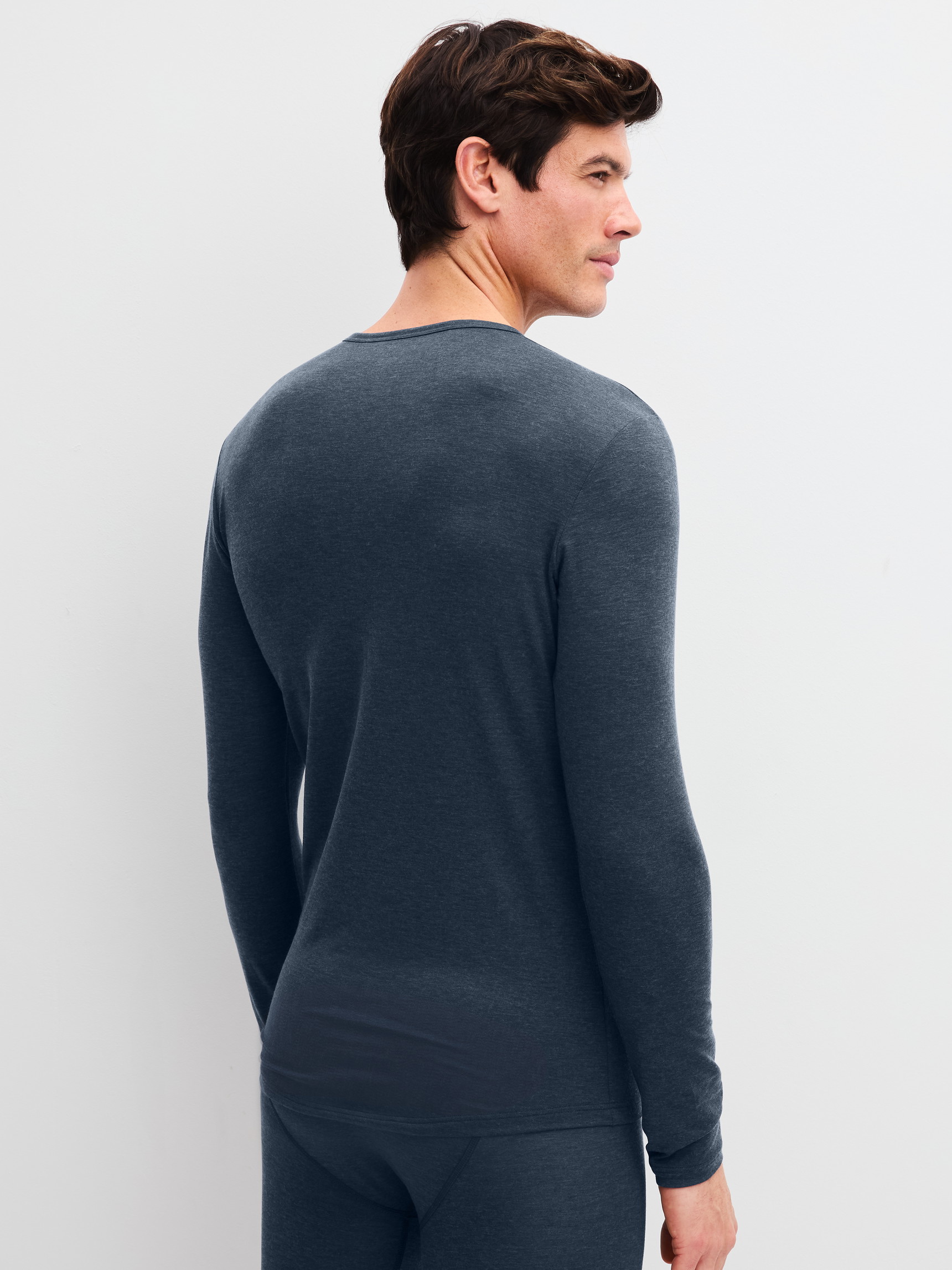 La modella / Il modello Uomo indossa  in Lyocell di colore Grigio, Tinta unita, della serie Sporty Warming di CALIDA, Vista posteriore