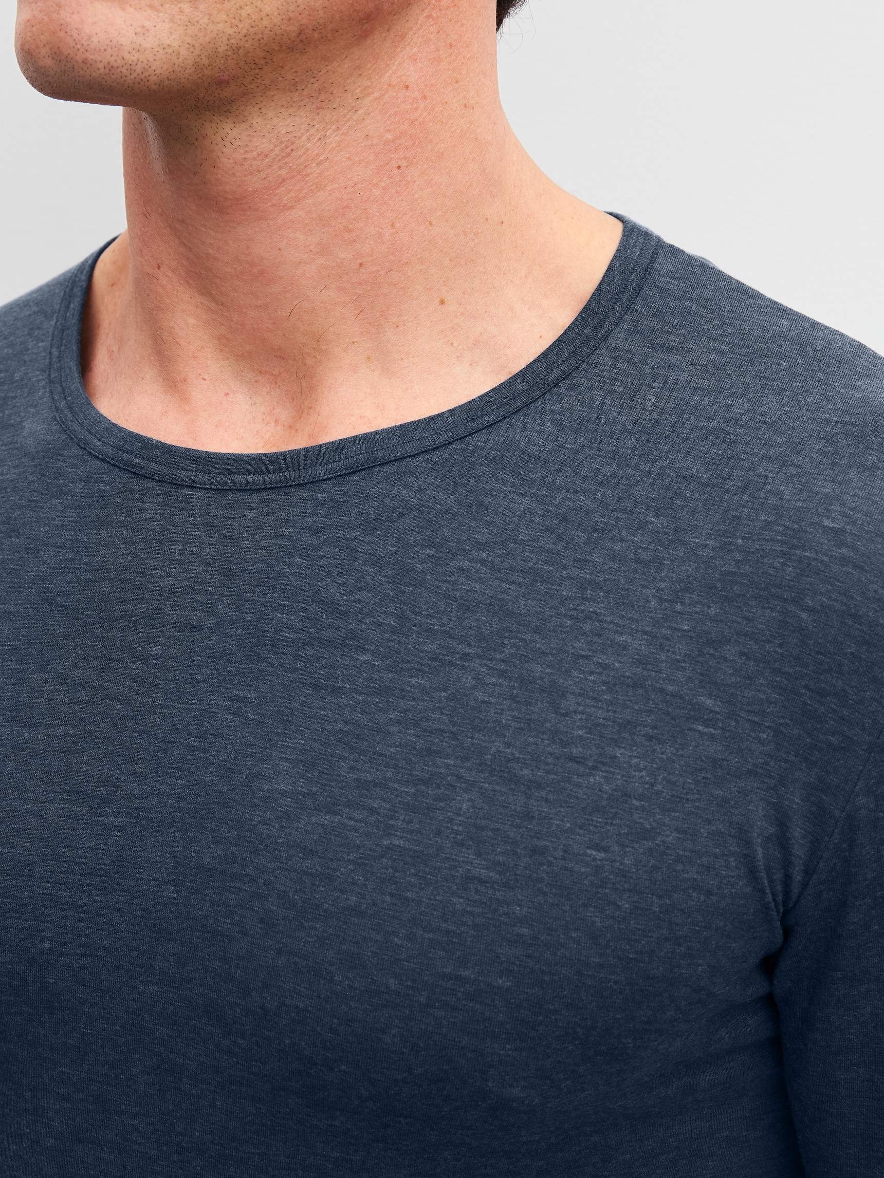 La modella / Il modello Uomo indossa  in Lyocell di colore Grigio, Tinta unita, della serie Sporty Warming di CALIDA, Dettaglio