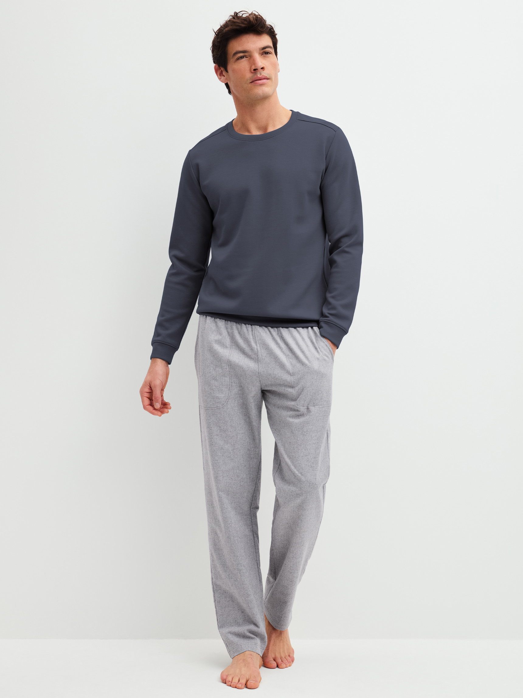 La modella / Il modello Uomo indossa Felpa in Cotone di colore Grigio, Tinta unita, della serie RMX Lounge Casual di CALIDA, Abbigliamento
