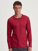 Herren-Model trägt Langarm-Shirt aus 100% Baumwolle in Rot, Einfarbig aus Serie Remix Basic Sleep von CALIDA, Vorderansicht