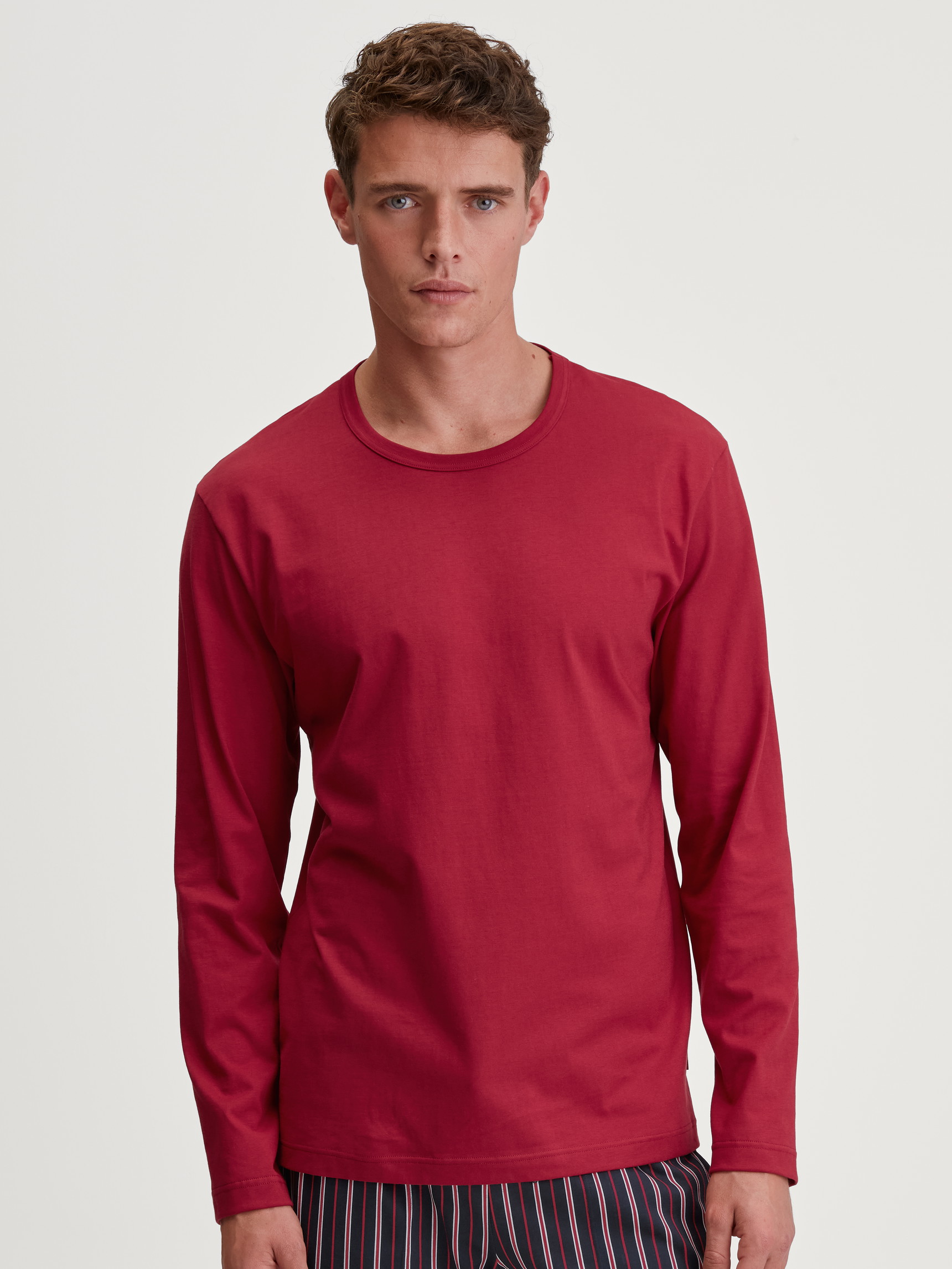 Herren-Model trägt Langarm-Shirt aus 100% Baumwolle in Rot, Einfarbig aus Serie Remix Basic Sleep von CALIDA, Vorderansicht