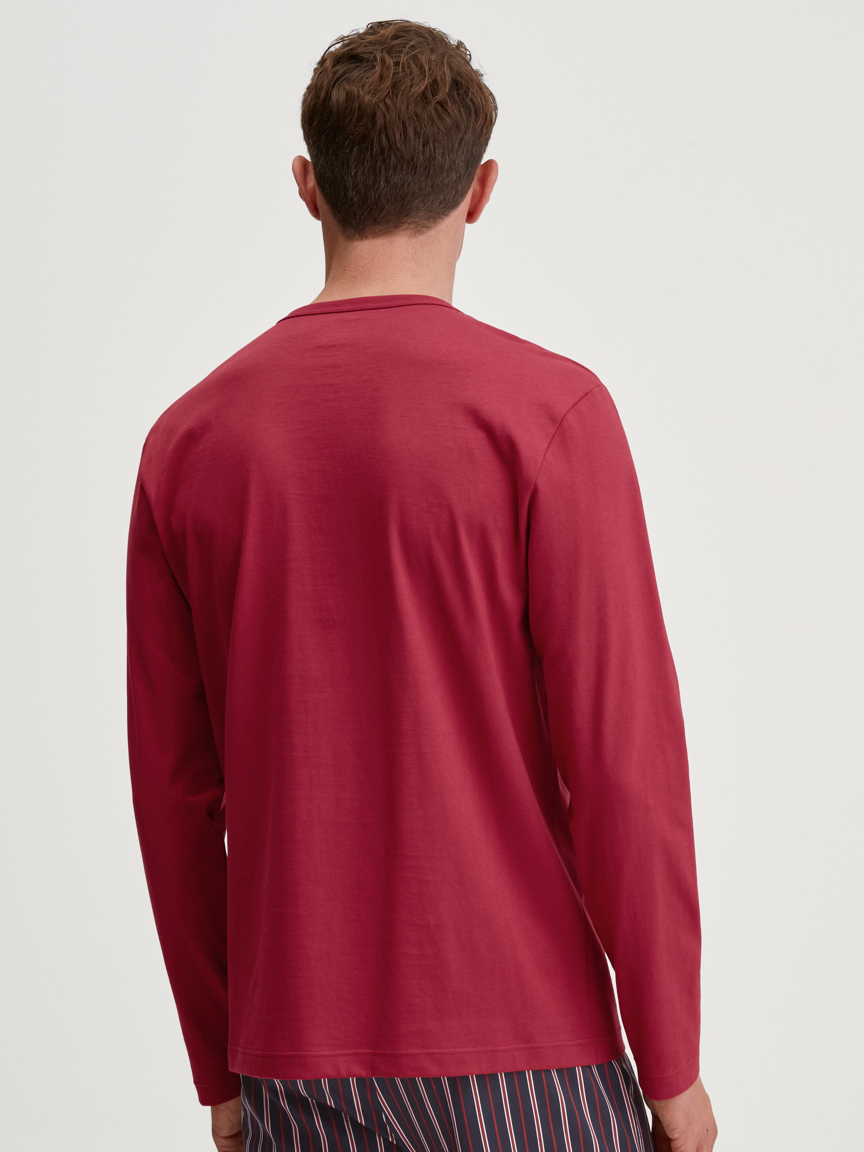 Herren-Model trägt Langarm-Shirt aus 100% Baumwolle in Rot, Einfarbig aus Serie Remix Basic Sleep von CALIDA, Rückansicht