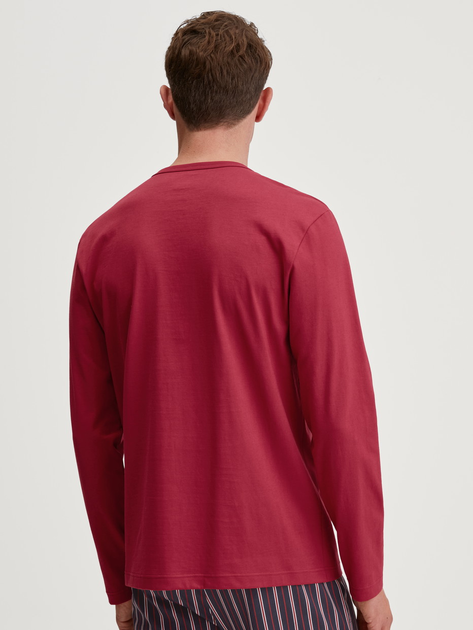 Herren-Model trägt Langarm-Shirt aus 100% Baumwolle in Rot, Einfarbig aus Serie Remix Basic Sleep von CALIDA, Rückansicht
