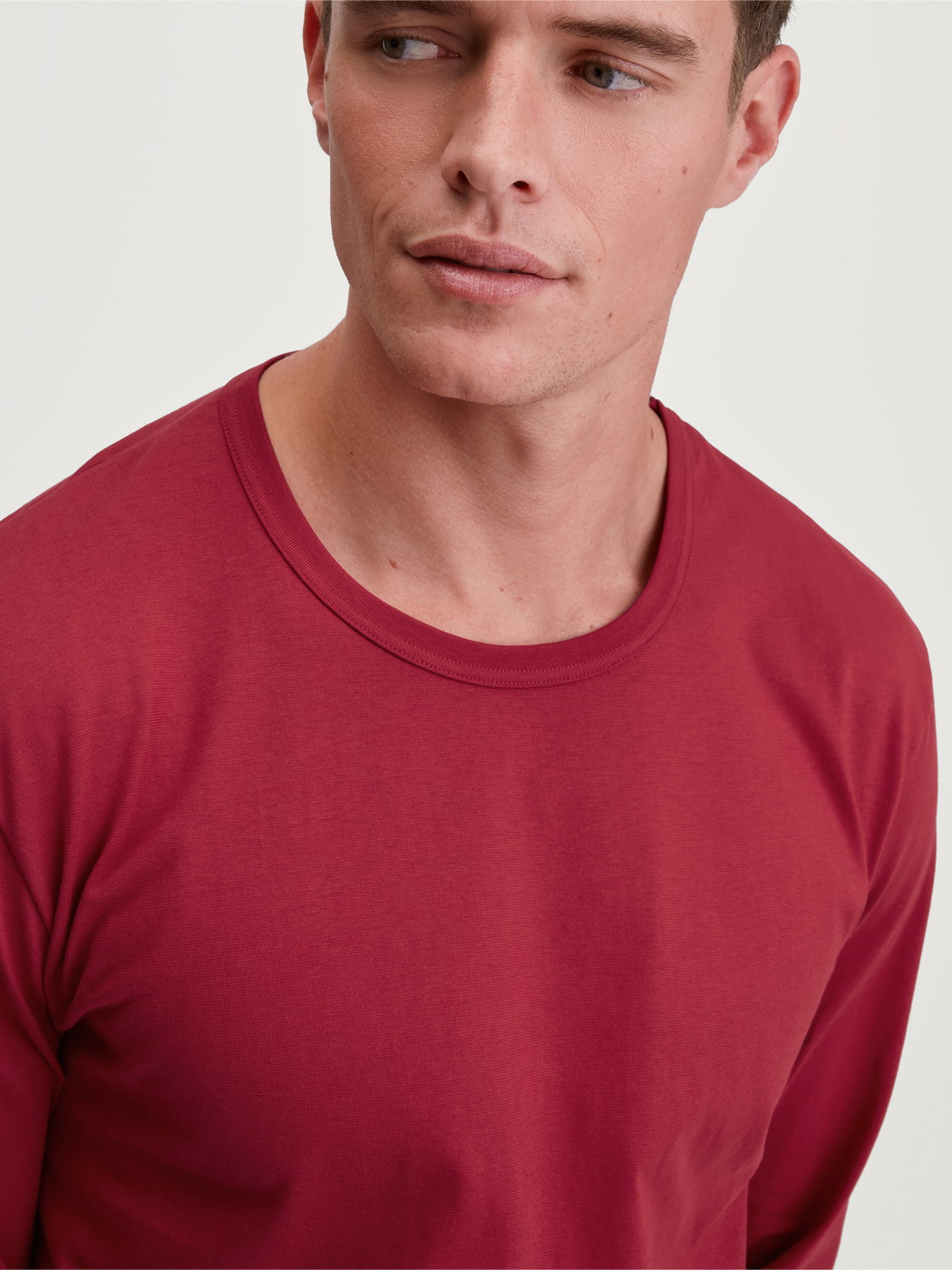 Herren-Model trägt Langarm-Shirt aus 100% Baumwolle in Rot, Einfarbig aus Serie Remix Basic Sleep von CALIDA, Vorderansicht