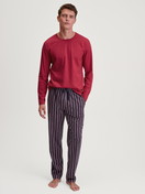 Herren-Model trägt Langarm-Shirt aus 100% Baumwolle in Rot, Einfarbig aus Serie Remix Basic Sleep von CALIDA, Outfit