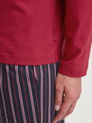Herren-Model trägt Langarm-Shirt aus 100% Baumwolle in Rot, Einfarbig aus Serie Remix Basic Sleep von CALIDA, Detail