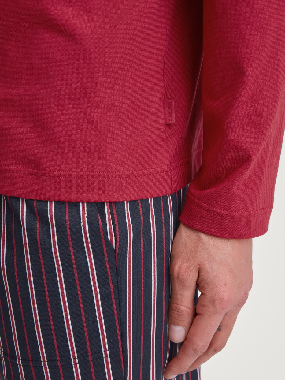 Herren-Model trägt Langarm-Shirt aus 100% Baumwolle in Rot, Einfarbig aus Serie Remix Basic Sleep von CALIDA, Detail