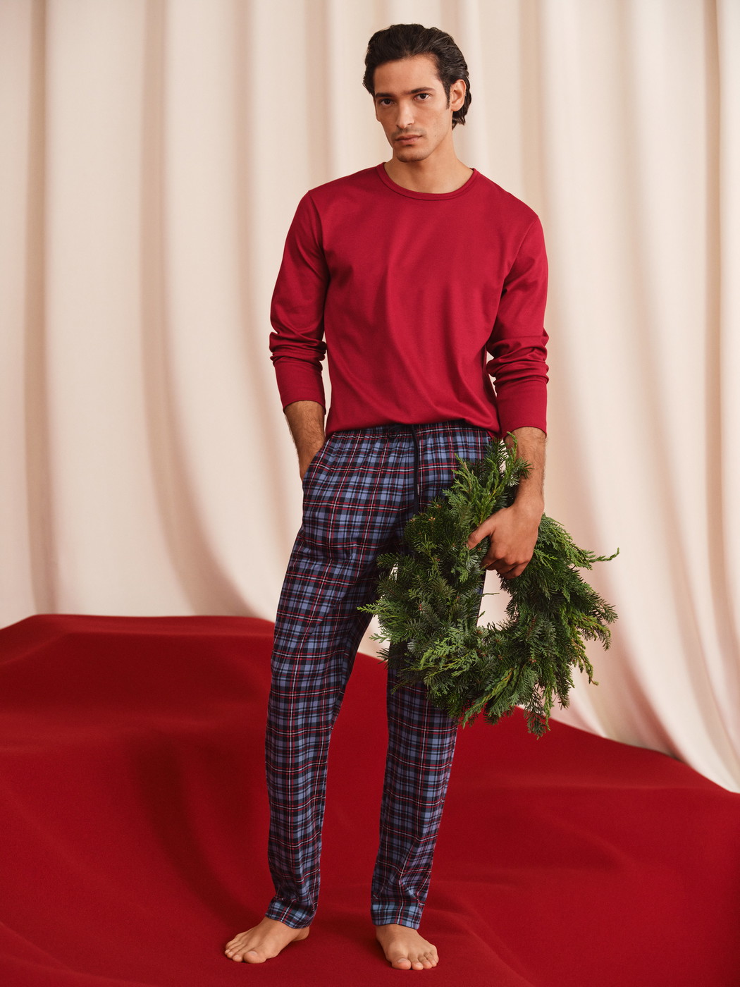 Herren-Model trägt Langarm-Shirt aus 100% Baumwolle in Rot, Einfarbig aus Serie Remix Basic Sleep von CALIDA, Zusatzbild