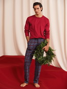 Herren-Model trägt Langarm-Shirt aus 100% Baumwolle in Rot, Einfarbig aus Serie Remix Basic Sleep von CALIDA, Zusatzbild