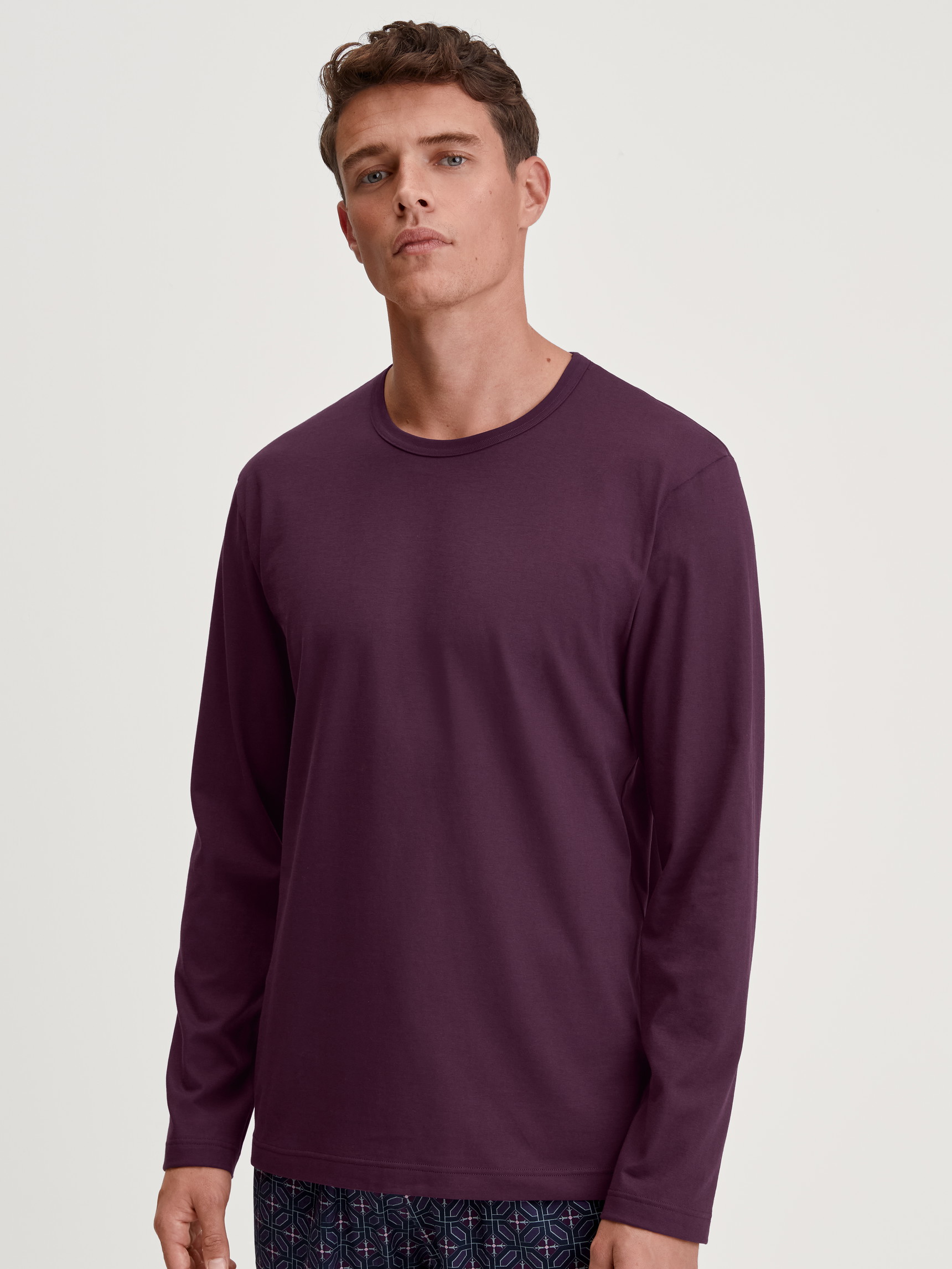 La modella / Il modello Uomo indossa Shirt a manica lunga in 100% cotone di colore Rosso, Tinta unita, della serie RMX Sleep Holiday di CALIDA, Vista frontale