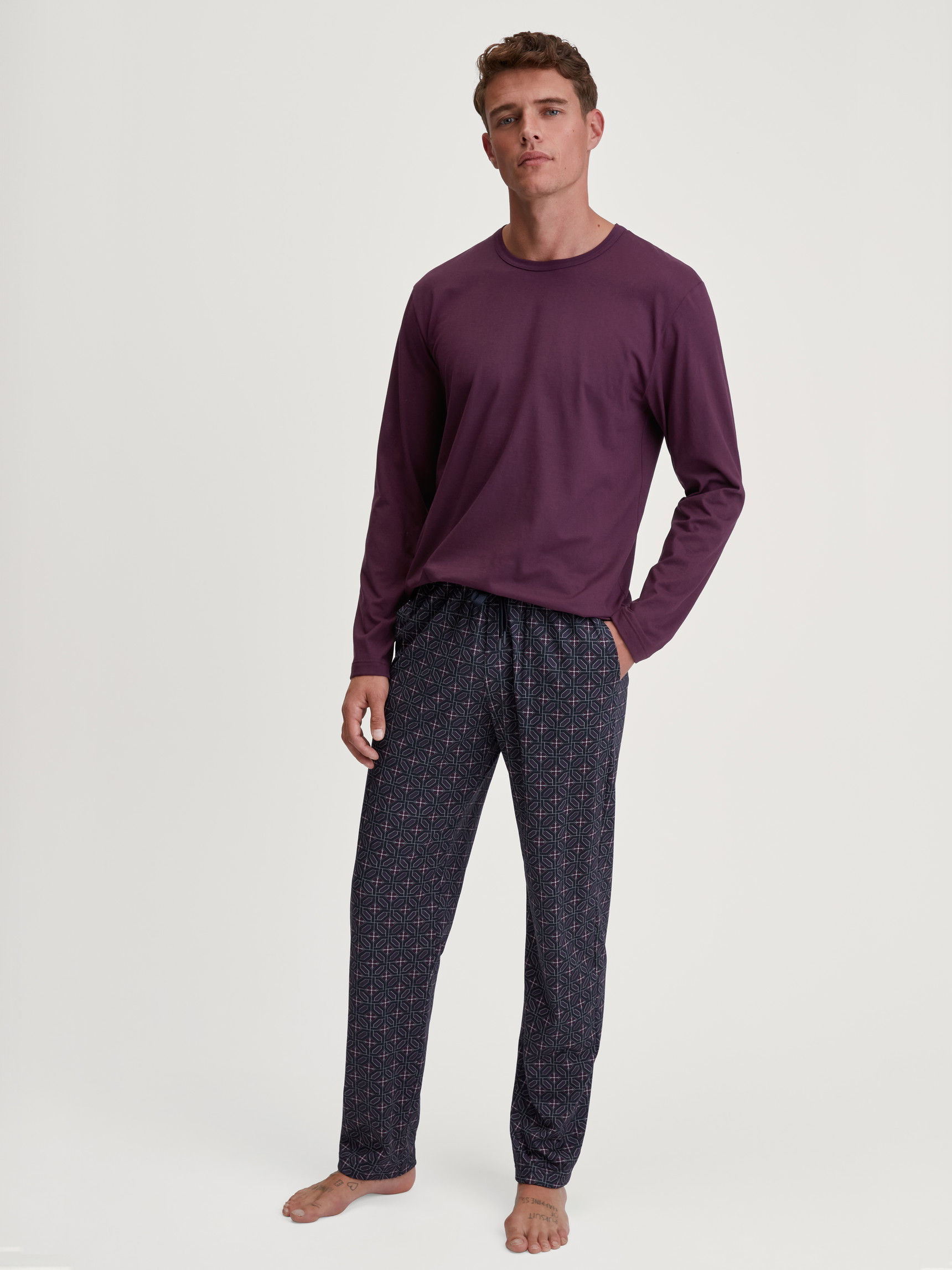 La modella / Il modello Uomo indossa Shirt a manica lunga in 100% cotone di colore Rosso, Tinta unita, della serie RMX Sleep Holiday di CALIDA, Abbigliamento