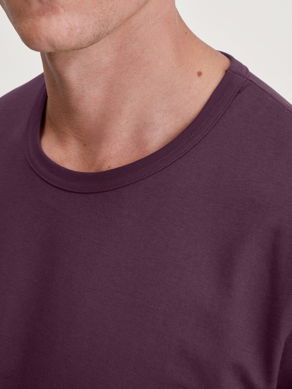Men model is wearing Shirt long sleeve made of 100% Cotton in Red, Unicoloured from the RMX Sleep Holiday series by CALIDA, Detail